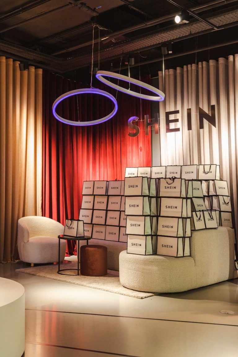 Raamdecoratie showroom Azra